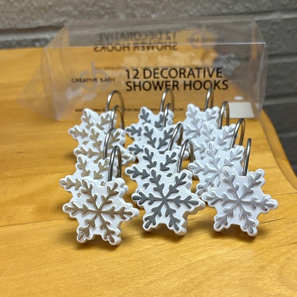 Creative Bath Other - Set of 12 Tri-Tone Snowflake Resin Shower Hooks EUC White Gold Gray Silver